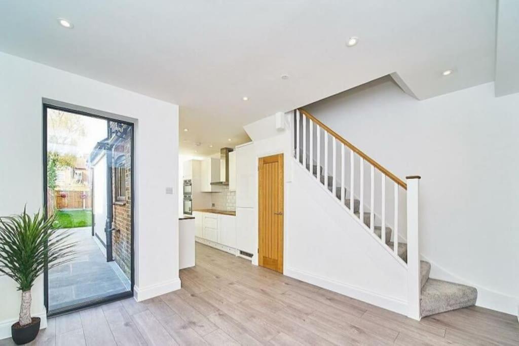 Spacious 4Br House, London, Sleeps 9, Parking Available Exteriér fotografie
