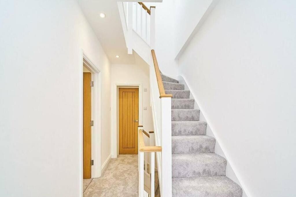 Spacious 4Br House, London, Sleeps 9, Parking Available Exteriér fotografie