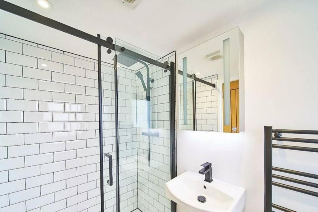 Spacious 4Br House, London, Sleeps 9, Parking Available Exteriér fotografie