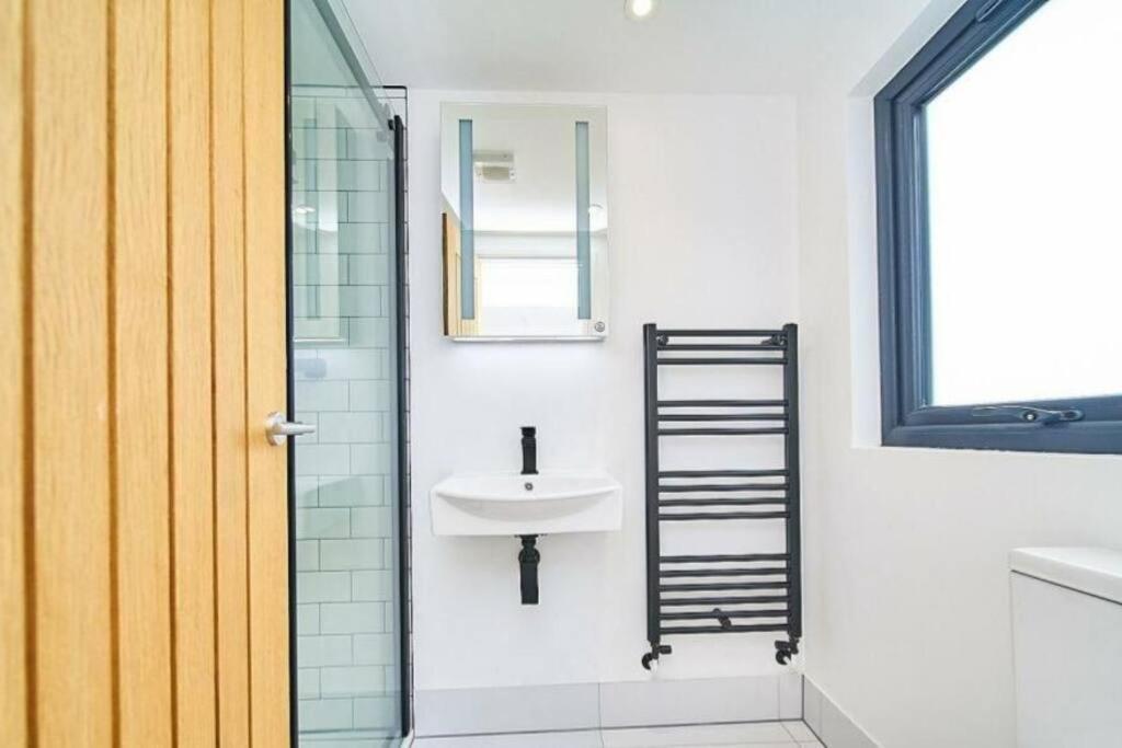 Spacious 4Br House, London, Sleeps 9, Parking Available Exteriér fotografie